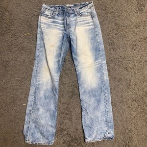Men’s light wash buckle jeans